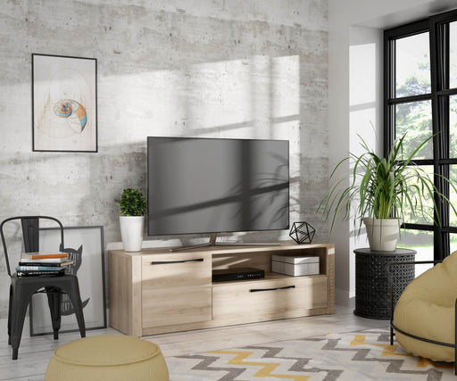 Lowboard MAXIMUS mit einer Schublade und einer Tür in Comano-Pflaume-Optik, Gesamtansicht in modernem Wohnzimmer mit TV.