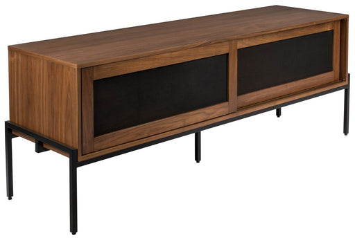 Sideboard HARDY WALNUSS mit Walnussholz-Korpus, schwarzen Glastüren und schwarzem Metallgestell in Gesamtansicht.