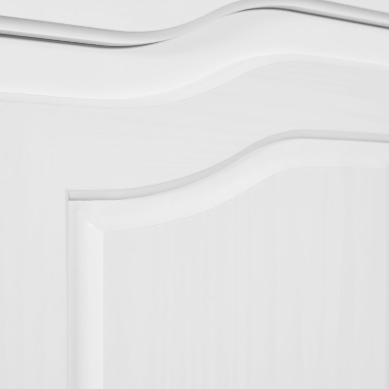 Detailansicht der gewellten Oberkante des Kleiderschranks ISNY 4 Türen Kiefer massiv weiß im Landhausstil.