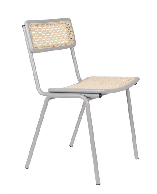 Stapelstuhl JORT GREY-NATURAL mit grauem Metallgestell und geflochtenem Rattan in Gesamtansicht.