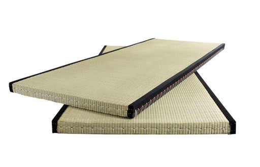 TATAMI Matte 70 x 200 cm von Karup in Gesamtansicht mit aufgerollter oberer Matte und schwarzem Rahmen.
