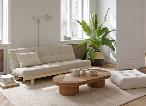 Klappcouch LEAN Funktionssofa in Kiefer massiv unbehandelt mit Textilbezug in heller Farbe, Gesamtansicht im Wohnzimmer.