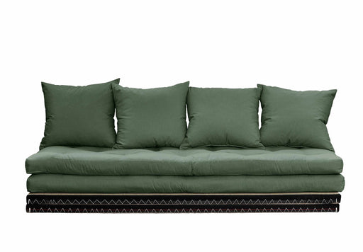 Sofa CHICO Gesamtansicht von vorne mit grünen Polstern und vier Rückenkissen auf Tatami-Matten-Basis.