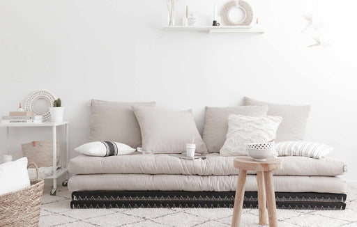 Gesamtansicht des Sofas CHICO mit beigefarbenem Polster und aufgeklappten Tatami-Matten.