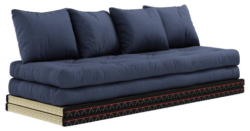 Sofa CHICO mit dunkelblauem Polster und gestapelten Tatami-Matten in Gesamtansicht von vorne.