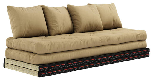 Gesamtansicht des Sofas CHICO mit Tatami-Matten und vier beige Kissen auf gestapelten Polsterelementen.
