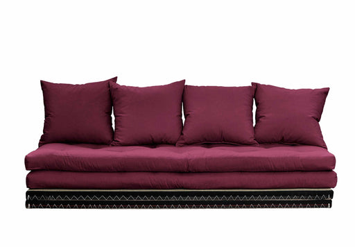 Gesamtansicht des Futon-Sofas CHICO mit bordeauxrotem Polster und geometrisch gemustertem Tatami-Basisgerüst.