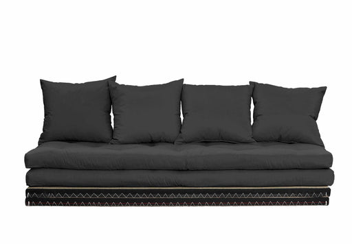 Gesamtansicht des Sofas CHICO mit vier Rückenkissen, schwarzem Polster und geometrisch gemusterter Tatami-Matte.
