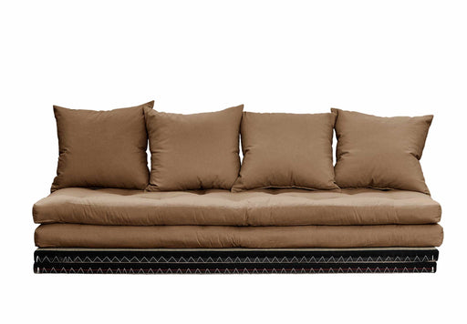 Gesamtansicht des Sofas CHICO mit vier Rückenkissen, beigen Polstern und schwarz gemusterter Tatami-Matte als Sitzfläche.