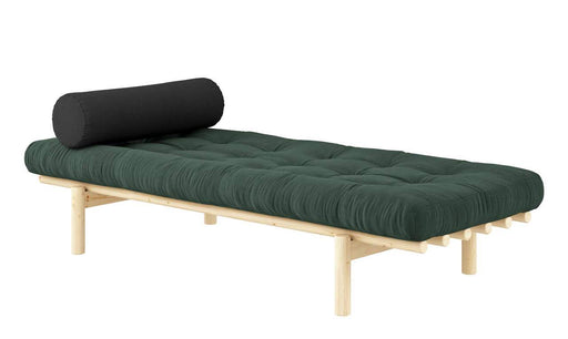 Sofa NEXT DAYBED Liege Tagesbett Kiefer natur mit grünem Cord-Polster und schwarzem Kopfkissen in Gesamtansicht.