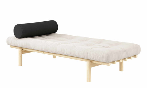 Sofa NEXT DAYBED Liege Tagesbett Kiefer natur mit cremefarbenem Cord-Polster und schwarzem Kopfkissen in Gesamtansicht.
