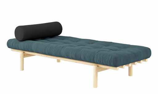 Sofa NEXT DAYBED Liege Tagesbett Kiefer natur mit Cord-Polster Blaugrün und schwarzem Kopfkissen in Seitenansicht.