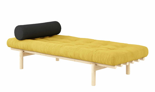Sofa NEXT DAYBED Liege Tagesbett in Kiefer natur mit gelbem Cord-Polster und schwarzer Nackenstütze, Gesamtansicht.