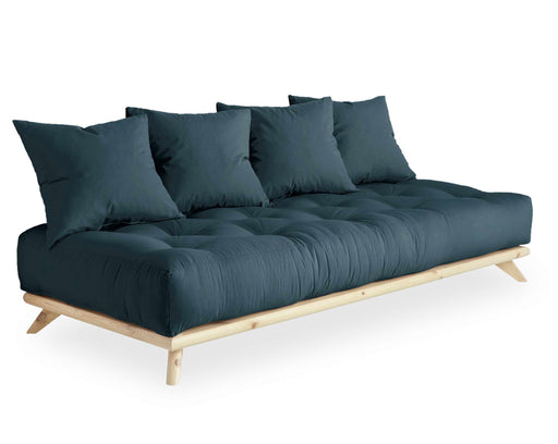 KARUP Sofa SENZA DAYBED Liege Tagesbett Kiefer 90 x 200 mit dunkelblauem Bezug und Kissen in Gesamtansicht von schräg vorne.