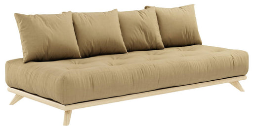 KARUP Senza Daybed in Beige mit vier Rückenkissen und Kiefernholzgestell, Gesamtansicht von vorne.