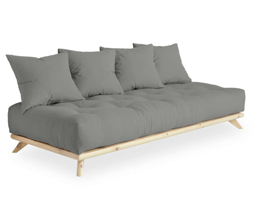 Gesamtansicht des KARUP Senza Daybed mit grauer Polsterung und Kiefer-Holzgestell in schräger Perspektive.