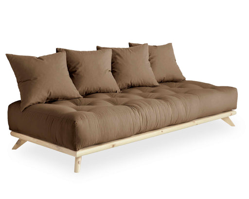 KARUP Sofa SENZA DAYBED Liege Tagesbett Kiefer in Taupe mit Kissen, Gesamtansicht von schräg vorne.