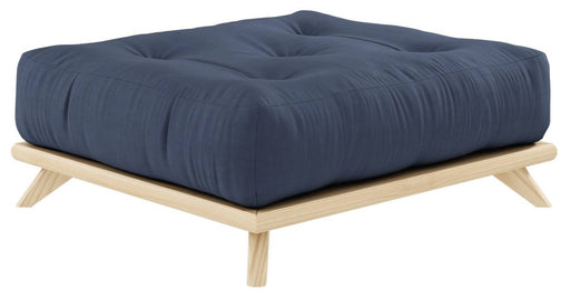 Hocker SENZA in Blau mit gestepptem Bezug auf Kiefer-Holzgestell, Gesamtansicht.