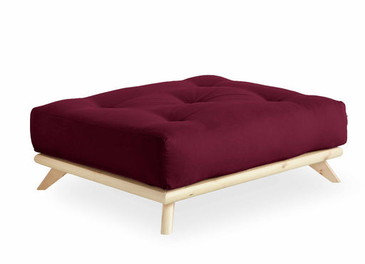 Hocker SENZA mit burgundrotem Polster und Kiefer-Naturholzgestell in Gesamtansicht.