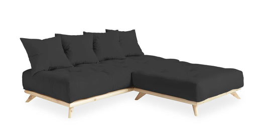 Ecksofa SENZA mit schwarzem Bezug und Kiefer-Gestell in Gesamtansicht von vorn.