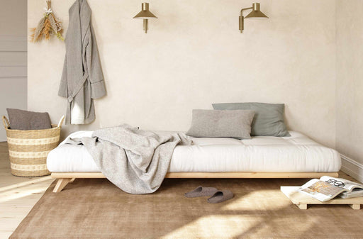 Einzelbett Bett SENZA 90 x 200 cm mit hellem Kiefernholzgestell in Gesamtansicht mit weißer Matratze und Kissen.