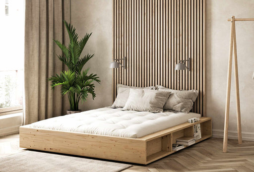 Karup ZIGGY Futonbett aus FSC Kiefer Massivholz in Natur lackiert mit integrierten Staufächern, Gesamtansicht.