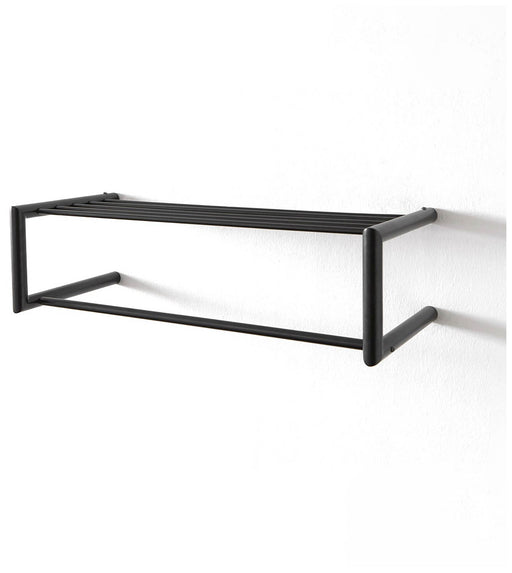 Wandgarderobe Smooth aus schwarzem Stahlrohr mit Kleiderstange und Ablage in Gesamtansicht.