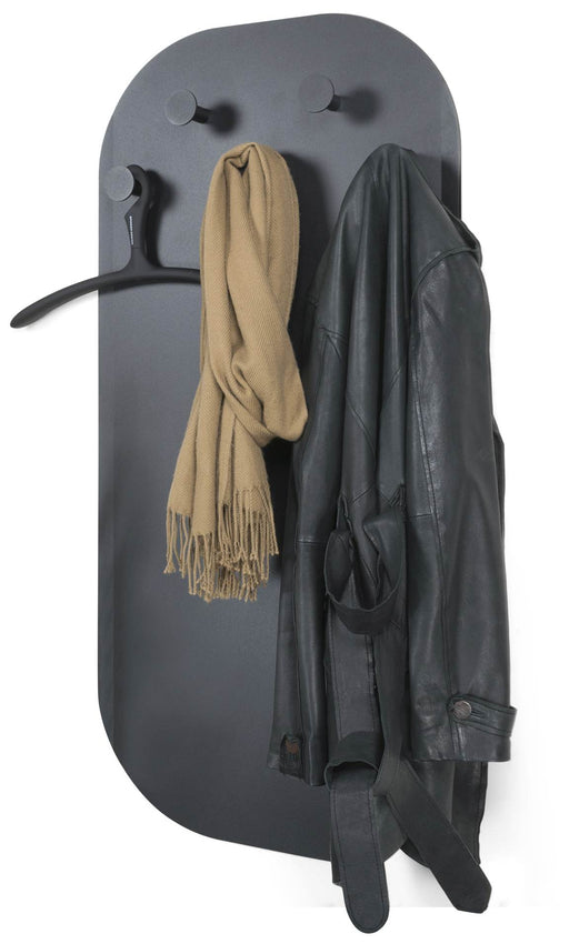 Wandgarderobe ESPEN Schwarz mit fünf Haken in Gesamtansicht, behangen mit Jacke und Schal.
