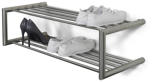 Schuhregal SOENZ Edelstahl mit zwei Ablagen, bestückt mit Schuhen in Gesamtansicht von vorne.