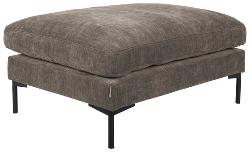 Zuiver Hocker SUMMER COFFEE mit grauem Polsterstoff und schwarzen Metallbeinen in Gesamtansicht.