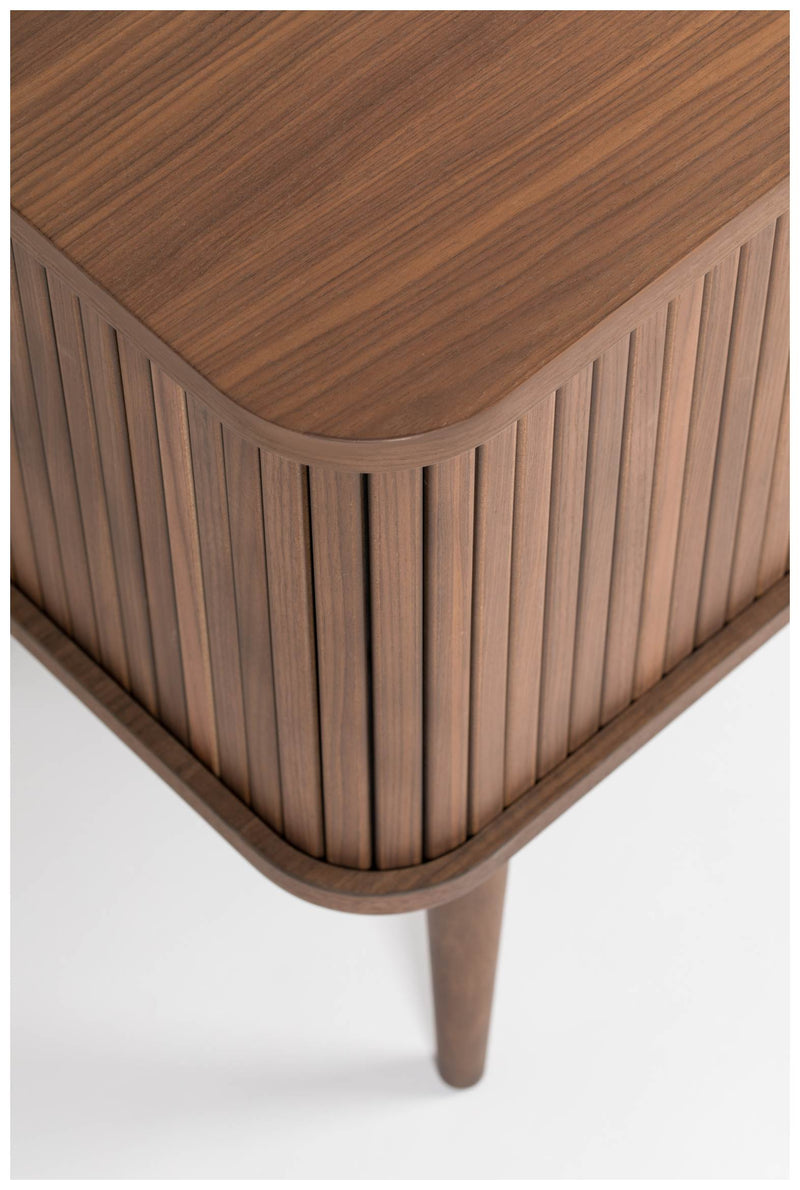 Sideboard BARBIER WALNUSS von ZUIVER mit Rollo Schiebetüren