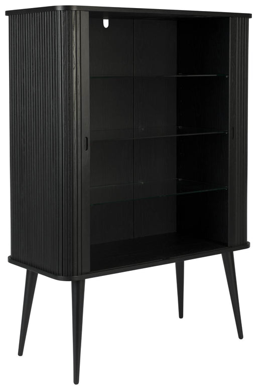 Schrank Kommode BARBIER Schwarz von ZUIVER mit geöffneter Glasschiebetür und vier Regalboden in Gesamtansicht.
