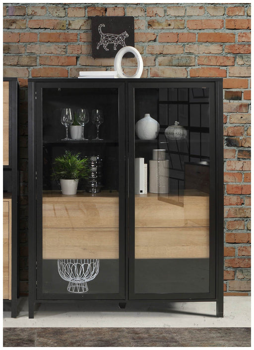 Highboard Vitrine HIGH ROCK 2-trg. Riviera Eiche Optik / Schwarz Forte, Gesamtansicht von vorne mit Glas- und Holzfächern.