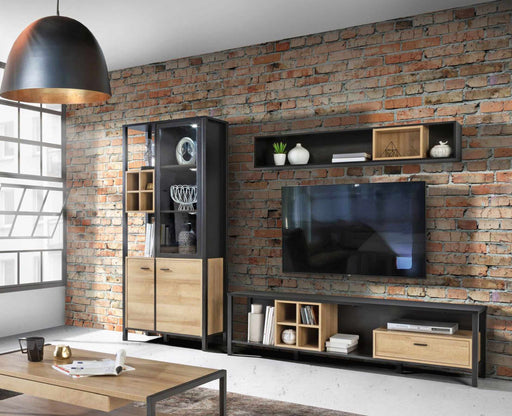 Wohnwand HIGH ROCK 3-tlg. mit Beleuchtung in Riviera Eiche und Schwarz, Gesamtansicht mit TV-Paneel und Seitenschrank.