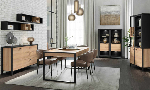 Gesamtansicht des Esszimmers HIGH ROCK 6-tlg mit Beleuchtung in Riviera Eiche und Schwarz mit Tisch, Stühlen und Vitrinen.
