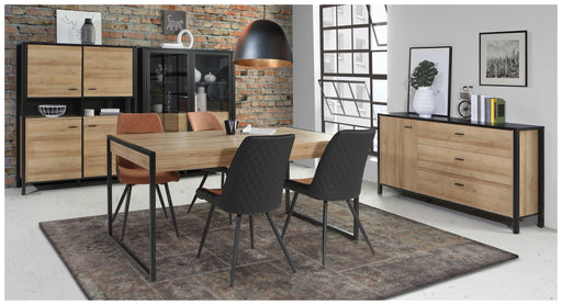 Esszimmer HIGH ROCK 4-tlg mit Beleuchtung in Riviera Eiche Optik/Schwarz, Gesamtansicht mit Esstisch und Schrankelementen.