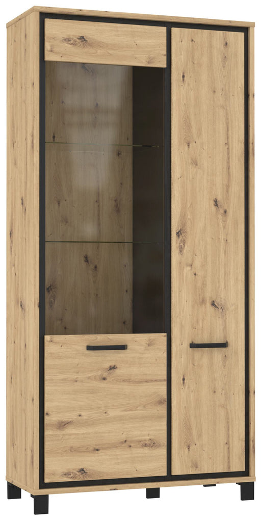 Vitrinenschrank TRONDHEIM 2-trg. in Artisan Eiche mit Glastür, Schublade und seitlichem Holzflügel in Gesamtansicht.