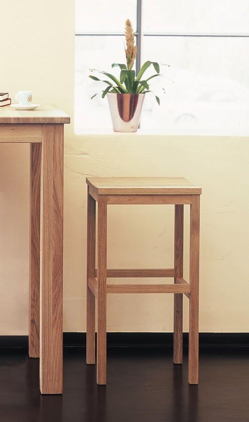 Barhocker CASA 76 cm Eiche Massivholz geölt von Jan Kurtz in Gesamtansicht mit rechteckiger Sitzfläche und vier Holzbeinen.