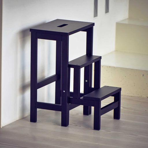 Trittleiter Tritthocker SOHO Buche schwarz lackiert in Gesamtansicht mit drei Stufen und Griffloch.