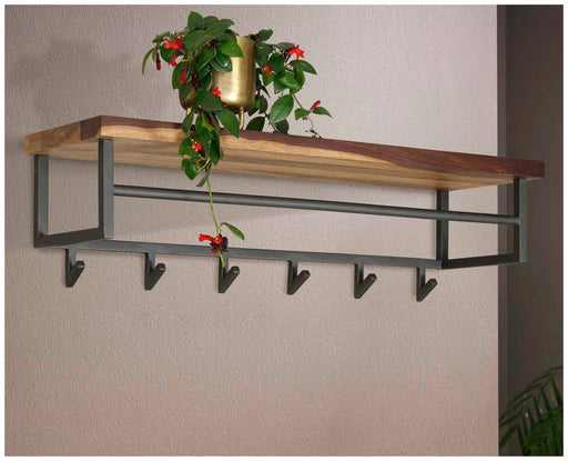 Wandgarderobe DAYTON aus Saja Nussbaum mit Hutablage und sechs schwarzen Haken, an der Wand montiert.