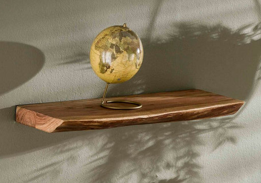 Steckboard Wandboard KANT 60 cm Akazie lackiert mit Baumkante in Gesamtansicht mit goldener Dekorationskugel.