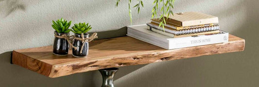 Wandboard Steckboard KANT 90 cm Akazie lackiert mit Baumkante in Gesamtansicht mit Büchern und Pflanzendekoration.