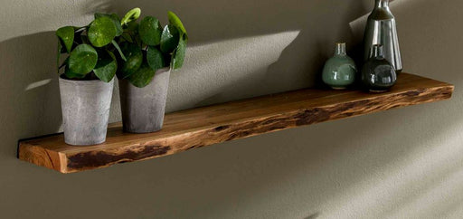 Wandboard Schweberegal KANT 120 cm Akazie lackiert mit Baumkante in Gesamtansicht an der Wand montiert mit Dekoration.