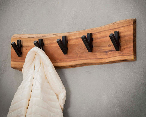 Garderobe Hakenleiste KANT mit 5 Haken Akazie massiv mit Baumkante in Gesamtansicht an der Wand mit einer Jacke hängend.