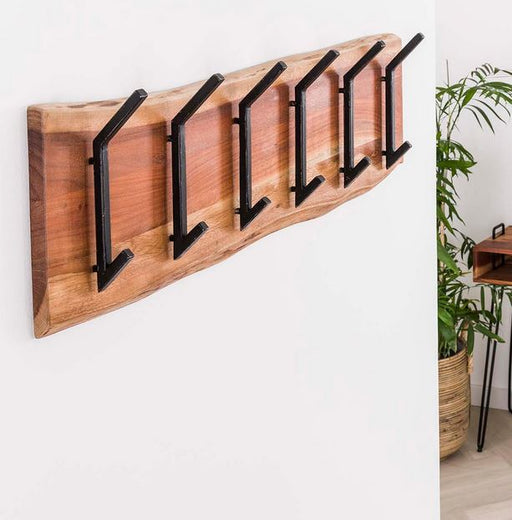 Wandgarderobe KANT 6 Doppelhaken aus Akazienholz mit schwarzen Stahlhaken in Gesamtansicht.