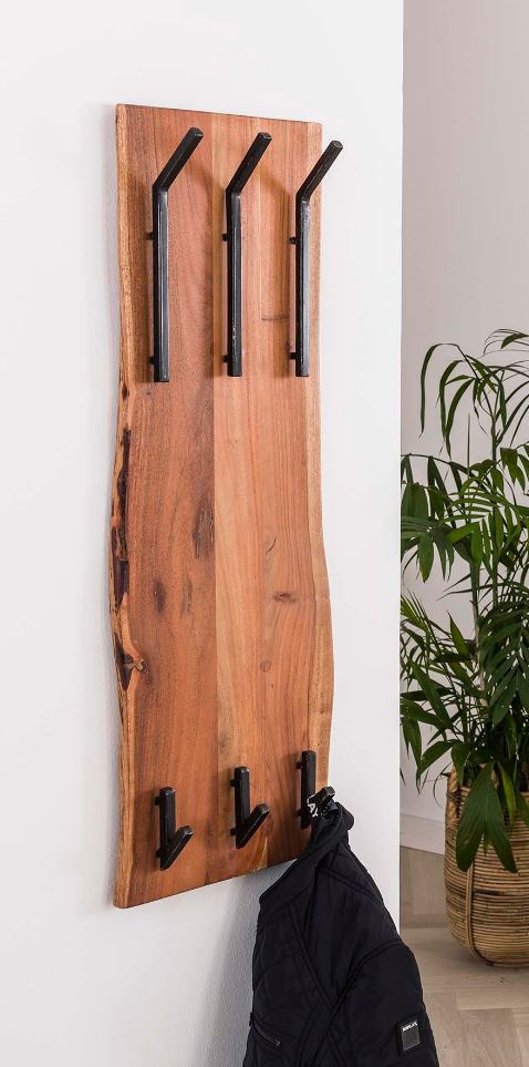 Wandgarderobe Garderobenpaneel KANT mit Baumkante in Akazie und sechs schwarzen Stahl-Haken in Gesamtansicht an der Wand.