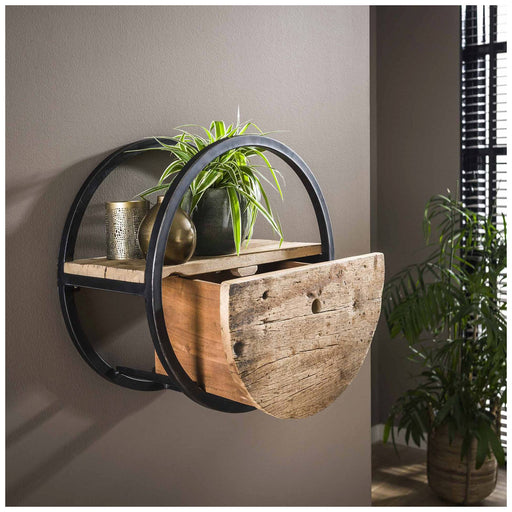 Wandregal OUD 50 rund mit schwarzem Stahlrahmen und Altholzfront, an der Wand montiert mit Pflanze und Deko.