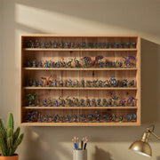 Sammlervitrine ARTISARIO Artisan Eiche mit Glasschiebetüren, gefüllt mit Miniaturenfiguren auf sechs Fachböden.