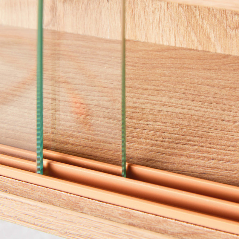 Detailaufnahme der grünen Schnüre und hölzernen Rollen der Glasschiebetüren an der Sammlervitrine ARTISARIO Artisan Eiche.
