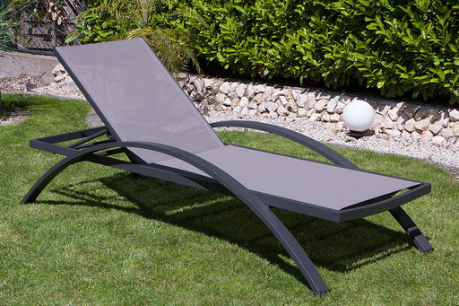 Sonnenliege Gartenliege DONNA aus Aluminium mit grauer Sitzfläche und verstellbarer Lehne, Gesamtansicht im Garten.